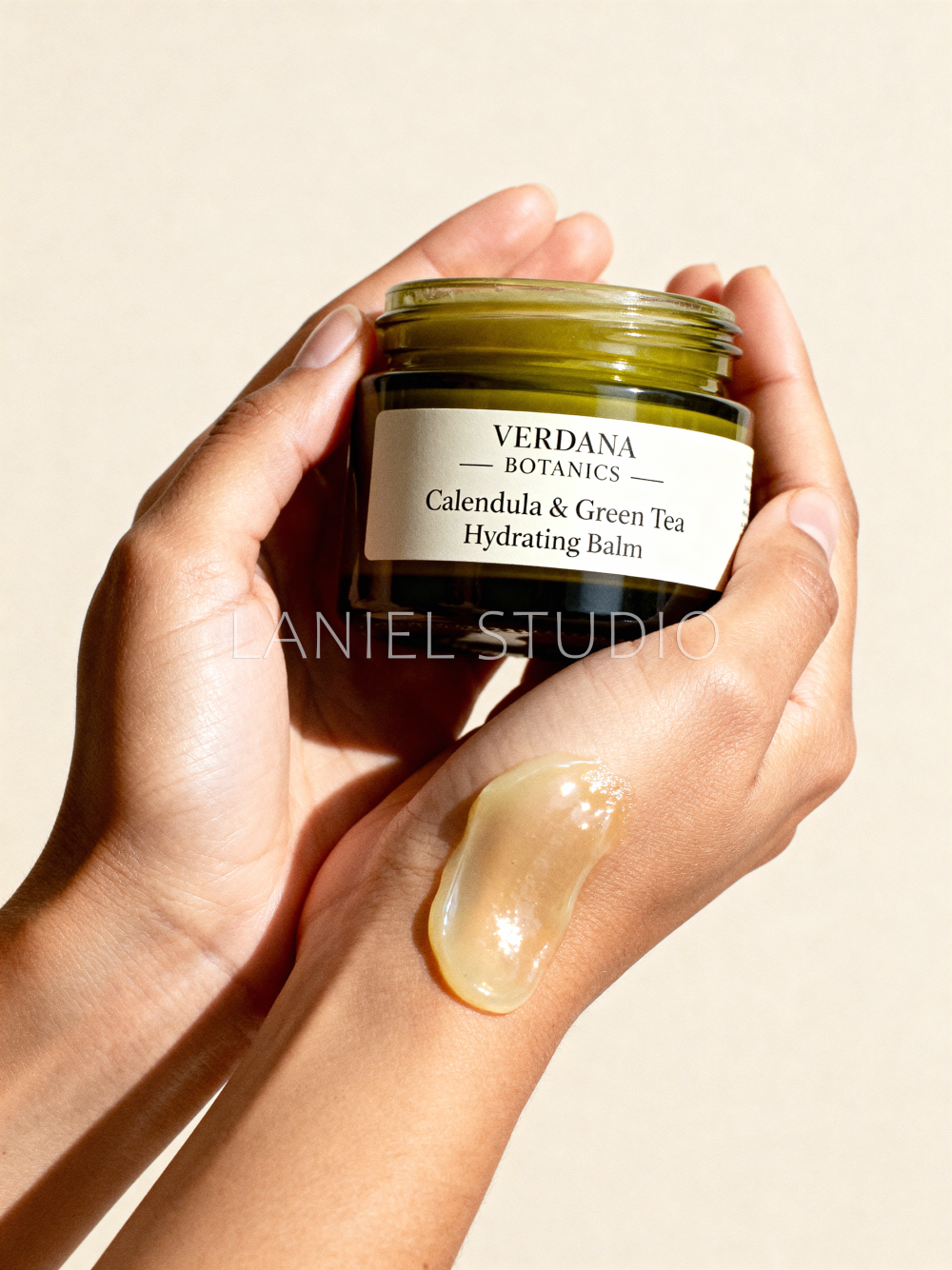 손 제형 02 Elevate Your Beauty Brand with Magazine-Quality AI Cosmetic Images