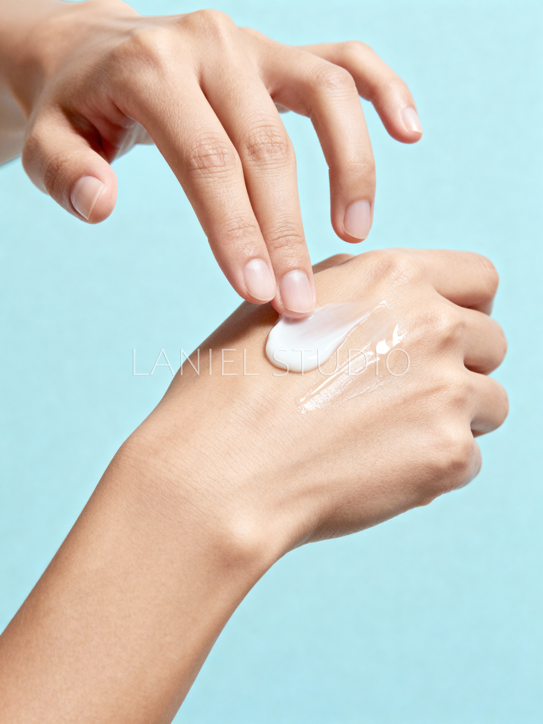 손 제형 28 Elevate Your Beauty Brand with Magazine-Quality AI Cosmetic Images